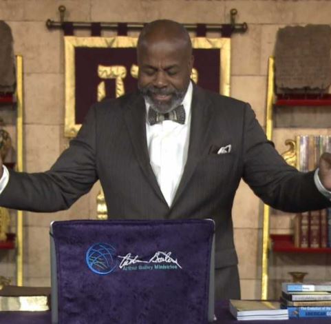 Arthur Bailey praising Yeshua.